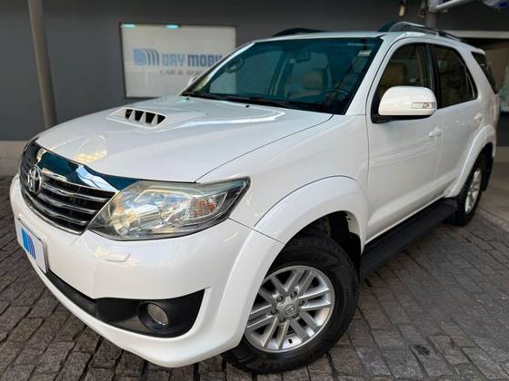 TOYOTA HILUX SW4 3.0 SRV 4X4 7 LUGARES 16V TURBO INTERCOOLER DIESEL 4P AUTOMÁTICO TOYOTA HILUX SW4 3.0 SRV 4X4 7 LUGARES 16V TURBO INTERCOOLER DIESEL 4P AUTOMÁTICO